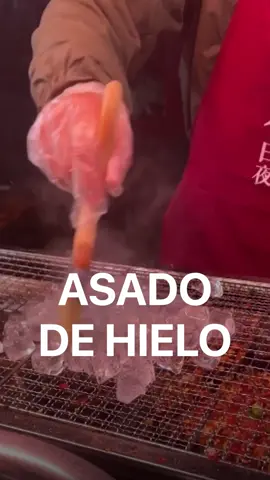 ¿Pagarías por un ASADO DE HIELO?  Es la nueva propuesta culinaria de China: cubos de hielo picante a la parrilla. Se trata de una comida rápida que se vende en las calles y cuesta unos 3000 pesos.  #viral #tendencias #china #parrilla #asado #cocina #cocinar #raro #tn #todonoticias #virales #tiktokinforma #breakingnews #noticias