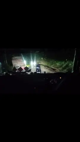 terkadang dikira arogan, padahal menjaga mereka supaya tidak adu banteng dengan yg dibelakang kita. #trukjeruk #canter #l300 #berastagimedan #truksayurberastagi 
