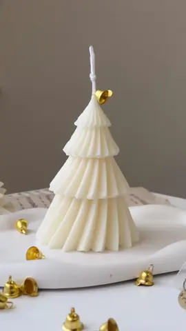 🎄Make little geometric tree candle with me 🕯️ #soywaxcandleshandmade #christmascandles #candlesmallbusiness #madeinnetherlands #kaarsenbusiness #soywaxcandlesandgifts #naturalcandles #christmastreecandle #pouringcandle #makecandlewithme #unmoldingcandle 