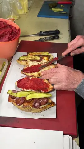 48 Yıllık Meşhur Kumrucu Apo Amca ‼️ . İzmir Sokak Lezzetlerinde Gezerken İzmir'in Meşhur Kunrucusu apo amcanın yanına geldim apo amcam 48 yıldır bu işle uğraşıyormuş Apo amca ben kendimi bildim bileli  kumru yapıyorum diyor Apo amcam bizlerede kendi elleriyle güzel bir kumru yaptı kumru muhteşemdi sırf bu lezzet için bile İzmir'e gelinir  . Bu Şekilde kumru Sadece 40 ₺ . ##izmir##sokaklezzetleri##kumru##lezzet#yemekturkiyecom