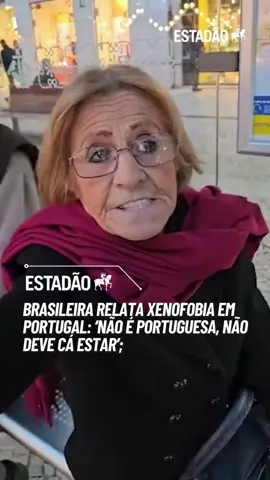 PRECONCEITO ❗ Uma brasileira, de 42 anos, foi vítima de xenofobia na cidade de Lisboa, em Portugal. O caso foi registrado na segunda-feira, 4, quando uma pesquisadora paulistana, que prefere não ter a identidade divulgada, sofreu o ataque no Rossio, na região central da cidade. A brasileira diz que, após ser xingada, decidiu pegar o celular para registrar o ocorrido. “Não é portuguesa, não deve cá estar. Volte para o seu país”, disse a portuguesa, mesmo enquanto era filmada e questionada pela brasileira. “Eu estava com três sacolas pesadas, com as compras do mercado, e machucando as minhas mãos. Assim que cheguei no ponto de ônibus do Rossio, na região central de Lisboa, essa senhora estava sentada no banco, numa das pontas. Na outra ponta, no lugar de eu sentar e continuar segurando desconfortavelmente as sacolas, eu as apoiei. Depois chegou um senhor e sentou no meio e ela começou a reclamar comigo, de modo grosseiro, que ele sentou perto dela porque o outro lado estava com as minhas sacolas. Então, sentei e coloquei as minhas sacolas no colo. A partir deste desentendimento banal, ela aproveitou para fazer ataques xenofóbicos”, afirmou a vítima ao Estadão. #tiktoknotícias #europa #lisboa #xenofobiaecrime