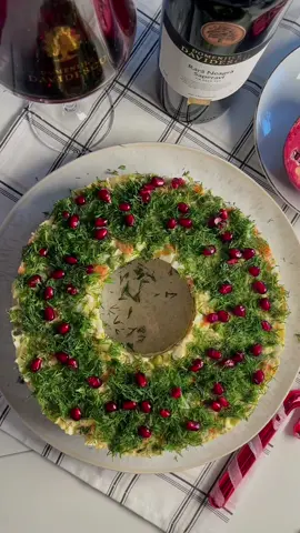 Salvează rețeta🎄🎄🎄 Cum vei decora salata ta preferată de sărbători? Dacă adori salata de boeuf și o vei găti de sărbători, uite aici prinzi o idee de decor.  Salata noastră preferată este Salata Olivier sau A la russe care se va acompania minunat cu vinul roșu Rară Neagră Saperavi de la @Domeniile Davidescu 🍷 Lasă-mă să știu dacă ți-a plăcut rețeta 😊 Rețeta: 400 g cartofi(4-5 cartofi) 3 morcovi 2 jumătăți de piept de pui  3 castraveți murați  1 cutie de mazăre 4 ouă 200 g maioneză sare,piper negru  Pentru decor: 1 legătură de mărar rodie sau roșii cherry  Mod de preparare: 1. Fierbeți cartofii și morcovii în coajă. Răciți, curățați de coajă și tăiați în cuburi mici. 2. Pieptul de pui se fierbe timp de 30-35 minute în apă cu 1/2 linguriță de sare. Răciți. Se taie în cubulețe . 3. Ouăle se fierb timp de 9 minute. Se țin imediat după fierbere în apă rece. Se taie cubulețe. 4. Amestecați toate ingredientele cu maioneză și condimente.  5. Asamblați salată cum e arătat în video. cercul de copt are 21 cm diametru. 6. Dați la frigider pentru minim 2 ore. 7. Apoi decorați cu mărar și rodie sau roșii cherry. 8. Serviți 😍 #meniu #appetizers #aperitive #craciun  #iarna #retete #domeniiledavidescuwines #christmasfoodideas #christmasfood 