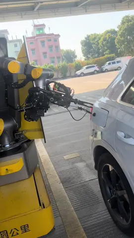 Veja que incrível esse robô da empresa Chinesa Sinopec Abastacendo um carro em um posto de gasolina na cidade de 杭州 (Hangzhou) na provincia de 浙江 (zhe jiang ). Isso não é uma exibição ou apenas um protótipo, é um posyo de gasolina normal aberto ao público.  #China #中国 #tecnologia #tecnology #modern #robot #robotics #xiaomandarim 