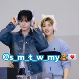 matthew’s hand is so smooth #제로베이스원 #zb1 #jiwoong #kimjiwoong #matthew #seokmatthew #zerobaseone #ppusamz #mattwoong #지웅 #김지웅 #kpop #석매튜 #즁석 #otp 
