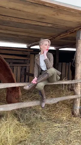 🐴🤎 #vintageengland #britishfashion #vintagebritish #tweedlover #tweedblazer #tweedlove 