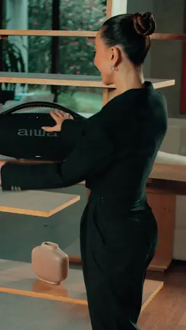 Elegância, potência e qualidade: essa é a Boombox Plus Aiwa! Aproveite um som incrível com graves, médios e agudos bem definidos, sustentado por uma bateria de 30 horas de duração.  Além disso, você pode aproveitar outros recursos como a sincronização TWS, a resistência IP66 contra água e poeira e o Bluetooth 5.3! Resumindo tudo: é diversão que não acaba mais, não é mesmo @sabrinasato? Garanta a sua! #aiwabrasil #aiwa #aiwabr #seusomsuaimagem #linhadeaudio #boombox #boomboxaiwa #BBSAWS01 #boomboxplus #sabrinasato