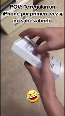 A quién se le ocurre abrirlo así... 😂 #jajaja #RISAS #🤣🤣🤣 #DIVERTIDO #Humor #GRACIOSO #unboxing  Risas aseguradas | Jajaja | Gracioso | Divertidos tiktoks | 😂 | Humor | iPhone roto