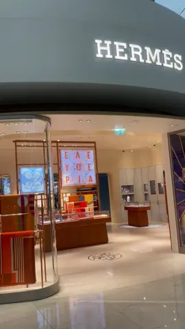 How Hermès Abu Dhabi Airport store looks like 🫰🏻🇦🇪💸😎❤️✨ #habibicometodubai #habibichallenge #hermesbag #hermesaddict #hermesstore #hermesdubai #hermesdubaimall 