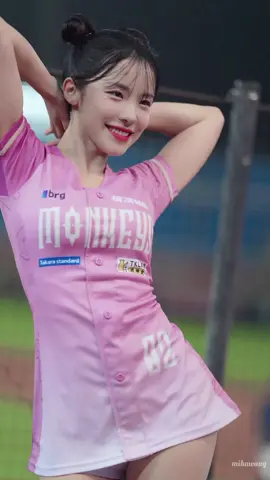🥰🥰so cute and too beautiful Lee Dahye dancing with her charisma #koreangirl #李多慧  #rakutengirls #leedahye #이다혜치어리더 #치어리더 #기아타이거즈 