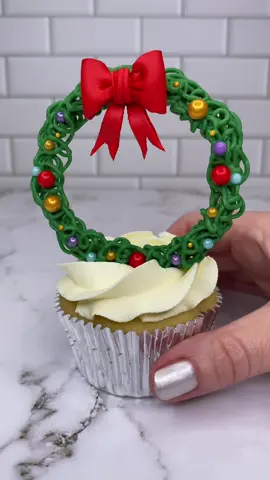 Just a simple wreath cupcake🎄🎅🏼#cupcake #christmasbaking #wreath #christmastiktok #caketok #christmasinspo 