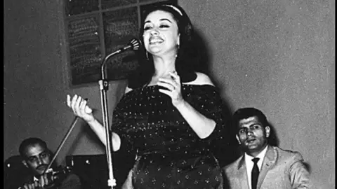 ‏سل نجوم الليل عني  ‏كي ترا يا حب اني لا انام  ‏مُذ سلبت القلب مني زاد                                   شوقي والتمني للمنام #نجاح_سلام 