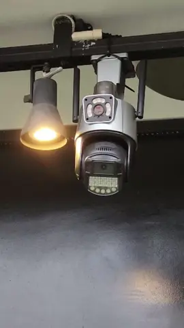 câmera de segurança dupla com alarme. 