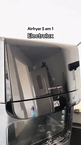 1 produto, 5 funções! A @electroluxbr não tá pra brincadeira não! 😍 Essa é a Airfryer Eaf90 Experience Digital 12L 1700w da Electrolux na cor cinza. Tem 5 funções: Airfryer, Gratinar, Reaquecer, Desidratar e Rotisserie. Além de tudo isso, ainda conta com 7 opções de receitas programadas no painel + luz interna. A capacidade total é de 12L, e o cesto conta com 3,5L. Os acessórios são super fáceis de utilizar e fazer a manutenção da limpeza. Eu tô adorando a experiência e a liberdade de poder fazer absolutamente tudo num só lugar! 😍 #airfryer #fritadeiraeletrica #fritadeira5em1 #airfryerritalobo #fritadeirasemoleo 