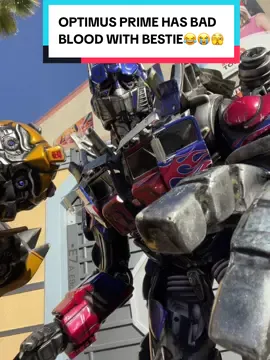 Optimus Prime did not come to play he has some bad blood with my bestie Megatron😂😭😭 #universalstudioshollywood#universalstudios#hollywood#california#losangeles#socal#transformers#megatron#autobots#decepticons#allhailmegatron#themepark#nice#friendly#mean#Love#foryou#fyp#fy#besties#optimusprime#bumblebee#bestie#goals#friendship#friendshipgoals#funny#lol#mad#transformerstok#badblood#taylorswift#swiftie 