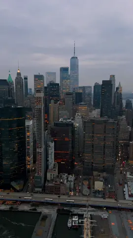 🌃🗽 . . . . . #nyc #newyork #newyorkcity #bluehour #manhattan #manhattannewyork #nyclife #trend #viral #newyorkers 