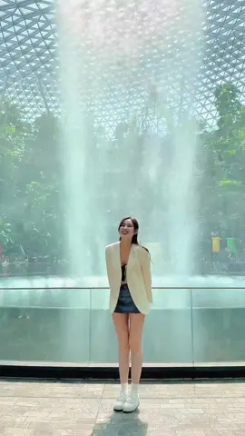 1,2,3,4 xin chào thác nước Rain Vortex  Changi, Singapore 🥰 #dothiha #hoahauvietnam #tiktokgiaitri #jewelchangi 