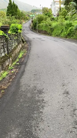 Mbah Slamet ojo tiru koyo Marapi ngger cah bagus tetep tentrem Mandali ✨ 📍Gunung Slamet tadi pagi mengeluarkan asap putih tebal #gunungslamet #baturaden #fyp 