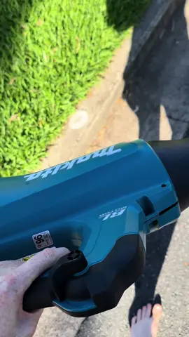 Single 18v Makita #addictedtotools #ope #makitapowertools #leafblower #makitablower #egoblower #batteryblower #lawncare #aussiechristmas @Makita Tools USA 