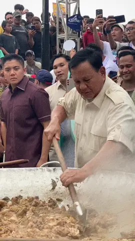 kapan lagi liat Prabowo masak opor🫰🏻 #prabowopresiden #prabowomasak #bobonsantoso #koncoprabowo #chefbobonsantoso #kabarinkalofyp #prabowogemoy #apacipacu #allinprabowo #cilincing #jakartautara 