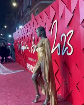 Ughhhh 😩✨#adutakech #adutakechedit #adutakechwalk #adutakechmodel #blackgirlmagic #beauty #naturalbeauty #fashiontiktok 