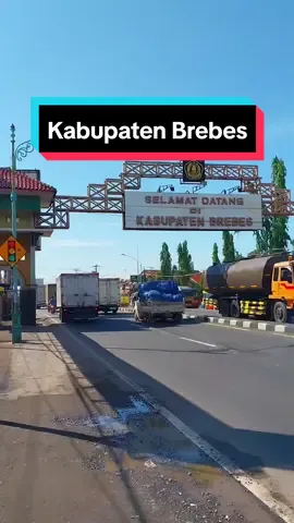 Kecamatan Losari, Kabupaten Brebes, terletak di perbatasan Jawa Tengah dan Jawa Barat. Di sini terdapat sebuah klenteng bernama Hok Tek Bio yang merupakan pasangan klenteng dengan nama sama di Kota Brebes. Saat kucari, ternyata klenteng ini terletak di dalam daerah pasar tradisional yang padat. Jalanan di dalam perkampungannya sebagian besar rusak dan menjadi genangan air yang mengganggu kelancaran lalu-lintas. Semoga segera menjadi perhatian pemerintah daerah. video by ig fluke.moon #losari #brebes #explorebrebes #infobrebes #brebesberhias #shotonphone #lensculture #streetleaks #illgrammers #happyboringlife 