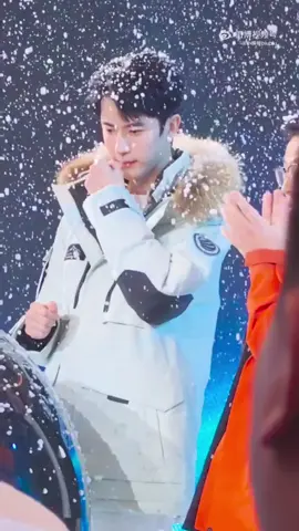 Vu Mông Lung tại sự kiện Bosideng Nam Thông 231209, (trái với 1 số bài viết cà khịa sảnh lớn đông nghẹt người chiếm nhiều tầng tòa nhà vây kín anh trai khó lòng có những hình ảnh cự ly gần,không giống nhiều sao như ở Thượng Hải ở đây chỉ cần 1 mình anh) 😍#yumenglong #于朦胧 #于朦胧yumenglong #vumonglung #alanyu #mengmeng 