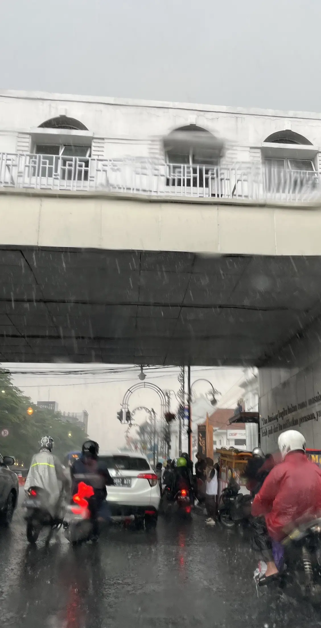 Vibes bandung setelah hujan emang bikin adem dan tenang yak! Walaupun ga lepas dari kemacetan yang bikin greget di jalan yakan ~  #bandung #bandunghits #bandungkotakembang #bandungaesthetic #afterrain #fyp #fypシ 