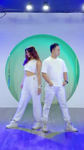 1 chiếc nhạc Giáng Sinh mix ngầu đét. Sắp tới lễ hội rồi, dance thôi.  #FWDSốngđầymùalễhội #daynhaymua #thayshane  