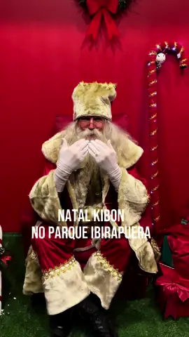 NATAL KIBON NO IBIRAPUERA Esse ano, a @kibonbr trouxe para o Parque Ibirapuera a Casa Kibon, um espaço festivo e encantador, aberta ao público e gratuita, aos finais de semana, das 19h30 às 22h, até o dia 7/jan/2024. E para completar esse momento especial, a @kibonbr fez questão de trazer o bom  velhinho e as delícias geladas dos picolés Kibon, disponíveis em várias barracas pelo parque. Uma experiência para todos os sentidos e para saborear o verdadeiro espírito natalino. Além disso, todos os dias, a partir das 19h30 também acontece o Show de Luzes no Parque Ibirapuera, um espetáculo de animação, com projeção de imagens inspiradas em sonhos e desejos natalinos. A estrutura de iluminação conta com plataformas lúdicas flutuantes, em forma de gigantes flores aquáticas.  A coreografia das águas é guiada por uma trilha sonora original, inspirada em canções natalinas. Um show cheio de emoção e beleza para toda a família. Compartilha esse vídeo com quem ama o Natal! Kibon que é Natal no Ibira!   #KibonNoIbira#CasaKibon #NatalMágico #amomeuspicolés 