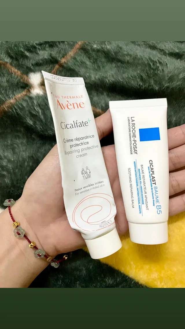 Góc review chân thật 2 em kem dưỡng phục hồi ko quá đắt nhưng sắt ra miếng cho chị em da treament, hay nặn mụn… Avene cicaphast và B5 la roche posay. Em avene thì khỏi nói rồi, kết cấu hơi đặc nhưng khi tán ra trên da nhìn da siêu bóng kiểu đẹp ý. Mùa đông dùng em này sau retinol hay bha buổi tối thì đỉnh lắm ạ. Mặt có vết mụn là nó se lại luôn, đẩy mụn cũng nhanh và cấp ẩm quá ổn. Điểm trừ nhẹ là chất kem đặc và giàu dưỡng nên phải vài tiếng mới thấm hết vô da  nên khuyến cáo bôi dầy vào buổi tối thui. Ban ngày mà bôi đi đường bụi dính hơi khó chịu#avenecicalfate B5 La roche posay thì chất kem mịn, bôi vào mát phê vc, nhất là ngay sau khi bôi bha ấy. Thẩm thấu nhanh vào da và cấp ẩm tự nhiên nên có thể dùng như kem lót cấp ẩm trước khi trang điểm hay bôi chống nắng, cũng như dùng đêm hay ban ngày đều được. Một điểm trừ nhẹ là vì chất kem thẩm thấu quá nhanh nên bôi hao, kiểu phải bôi nhiều hơn mới đã ý, thành ra hơi tốn xiền nếu dùng em nó cả ngày đêm. Giải pháp là kết hợp dùng cả hai em luôn nhé#b5larocheposay 