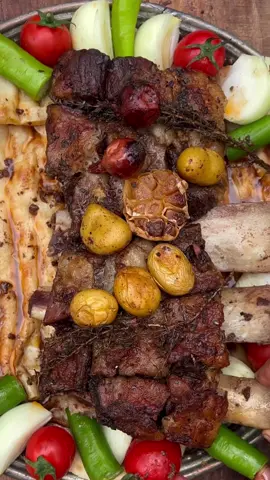 Assado - Dana Kaburga Video: @chefganicaglar 👨🏽‍🍳 Malzemeler: - Dana Kaburga (3 kg) - Çeri domates - Yeşil biber - Soğan  - Sarımsak - Küçük patates - Kırmızı toz biber - Zeytinyağı - Taze kekik 2 dal - Tuz Hazırlanışı: Dana kaburgayı kare kare üst tarafına kesikler atıp hazırladığımız sosla sosluyoruz iyice yediriyoruz. Üzerine patates soğan sarımsak koyup alüminyum folyoya ve yağlı kağıda sarıp. Daha önceden 3 saat kızdırılmış taşların arasına eti gömüyoruz. Üzerini toprakla örtüyoruz. Ben bir gün sonra topraktan çıkardım ama fırına korsanızda 120 derecede 6 saat pişiriyoruz. Afiyet olsun.❤️ Materials:  - Beef Ribs (3 kg)  - Cherry tomato  - Green pepper  - Onion  - Garlic  - Small potatoes  - Red powdered pepper  - Olive oil  - 2 sprigs of fresh thyme  - Salt  Preparation of:  We make square cuts on the top of the beef ribs, sauce them with the sauce we prepared and mix it well. Put potatoes, onions and garlic on it and wrap it in aluminum foil and wax paper. We bury the meat between stones that have been heated for 3 hours. We cover it with soil. I took it out of the ground a day later, but if you put it in the oven, we bake it at 120 degrees for 6 hours.  Enjoy.❤️ #yemek #kebab #steak #steaktiktok #chef #cheflife #adventure #assado #chefganicaglar #keşfet #2023 #world #food #foodtiktok 