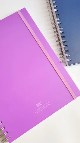 Esse Caderno Smart Vision Universitário da DAC é o caderno mais moderno que você pode ter! Ele possui:  • Capa Fosca e macia • Folhas destacáveis e reposicionáveis, ou seja, pode personalizar da forma que desejar. 🤩 • Folha com 90g/m², bem grossinha que não deixa a tinta passar na folha de trás  • 10 divisórias destacáveis  Vê se não é único?! 😮‍💨🤌🏻 ✦ Primeira compra? use o cupom: BEMVINDOSTAR  📦 Enviamos para todo o Brasil 🛍️ Compras através do site: https://polariss.lojavirtualnuvem.com.br/  #papelaria #papelariaonline #materialescolar #papelariafofa #testandoprodutos #voltaasaulas #estudante #studygrambr #cadernos #dac #cadernosmart #stationeryshop #fypシ #foryoupage 