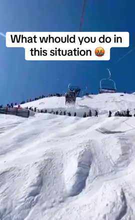 What whould you do in this situation 🤬 #skiing #winterismystar #skiingislife #skiingisawesome #skiingisfun #liftfails #sessellift #snowball #snowboarding 