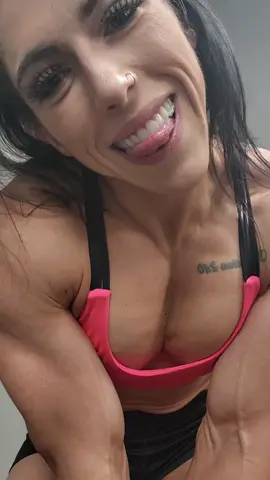 Pec Flexing after a nice chest pump. Working on more muscle control 💪 😘   . #flex #ifbbpro #bodybuilding #flexing #musclecontrol #foryou #smile #momsbelike #traps #fbb #thirsty 