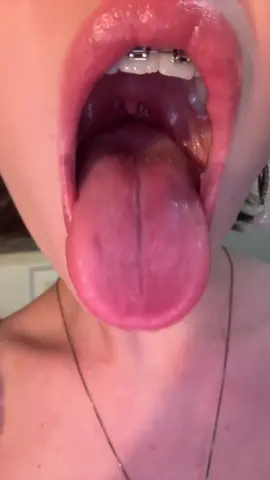 #lipglossssssssss #fypシ゚viraltiktok #coco #smoothlips #Tongue 
