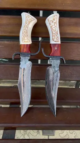 ⛔️Ексклюзив ▶️Авторська модель друзів 💶Цена-6250 гривень  🧰Футляр і підставка в комплекті ⚙️Сталь-сердцевина(80crv2)  По бокам(75cr1,медь,нікель) ⚙️Гарда-латунь(ручная художественная резьба) ⚙️Рукоять- африканское дерево,проставка латунь, рог лося(ручная резьба , выжигание),мозаичный пин. ⚙️Нож на скрутке , сквозной монтаж ⚙️Комплектується ножнами #ексклюзив #21 #knife 