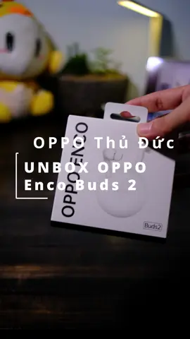 Unbox OPPO Enco Buds 2: ĐẶC ĐIỂM NỔI BẬT Màng loa mạ Titan cho chất âm trầm nội lực, rõ ràng, có chiều sâu và âm phách sống động Chống nước chuẩn IPX4 có khả năng chống nước và mồ hôi, giúp bạn thoải mái tập luyện Khử tiếng ồn sâu AI cuộc gọi giúp bạn nghe rõ ràng hơn khi ở các khu vực ồn ào ngoài trời Dung lượng pin lớn lên đến 28 giờ khi kèm hộp sạc và sạc chỉ trong 3 giờ qua cổng sạc Type-C Bluetooth 5.2 kết nối mượt mà, giúp các cuộc gọi và âm nhạc không bao giờ bị ngắt quãng #OPPOThuDuc #tainghebluetooth #thanhcongnghe #UnboxASMR #Asmr #OPPOEncobuds2