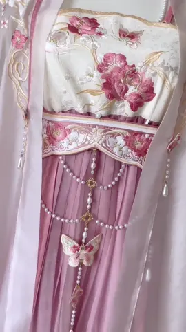 วันนี้แวะเอาวิธีใส่เฮอจื่อฉวินมาฝากเจ้าค่ะ 🌸 หลายๆร้านจะมีวิธีการใส่กันแบบนี้~ บางร้านก็จะมีสายเสื้อเย็บติดมาให้จ้า #ฮั่นฝู #ฮั่นฝู汉服 #hanfu #hanfu汉服 #汉服 #ชุดจีนโบราณ #กระดิ่งแมวpreoder #ชุดจีนผู้หญิง  