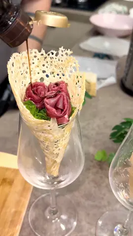 Coni di parmigiano ripieni di rucola e bresaola Ingredienti 30 g di parmigiano per cono Glassa di aceto balsamico Rucola Bresaola Sale q.b. Olio evo q.b. #carlogaiano #parmigiano #decorazioni #natale #capodanno #vigilia #yummy