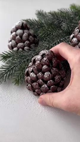 Тістечка «Шишки» з 3-х інгредієнтів до новорічного столу🎄⠀ ІНГРЕДІЄНТИ (на 4-6 шт.): ✅ 180 г будь-якого шоколадного печива або бісквіта ✅ 100-150 г крем-сиру ✅ ~ 40 г шоколадних кукурудзяних пластівців⠀ ⠀  #українськийтікток #україна #смачно #рецепт #рек #хочуврек 