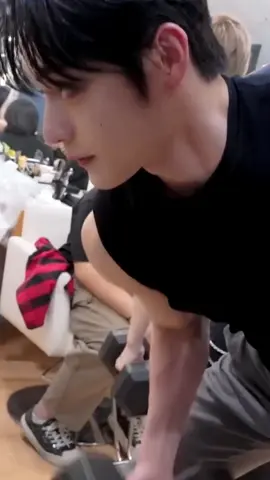 jiwoong flexing his muscles 💪 #kimjiwoong #jiwoong #zerobaseone 
