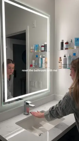 nothing like a bathroom deep clean 🧼🧽🧹🛀 #CleanTok #sundayreset #bathroomcleaning #cleangirlhomeasthetic #bathroomreset #cleanwithme #organizedgirlielifestyle #skincareshelves 