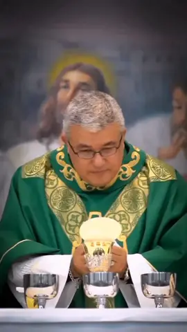 A eucaristia é o próprio sacrifício do corpo e do sangue de Jesus, é o banquete de Deus, onde ele reparte o pão e o vinho, representado pela hóstia, e relembrando o momento em que Jesus o fez, com seus apóstolos, e cada indivíduo tem o direito de fazer a comunhão. #igrejacatolicaapostolicaromana #catolicos #eucaristía #pão #vinho #comunhão 