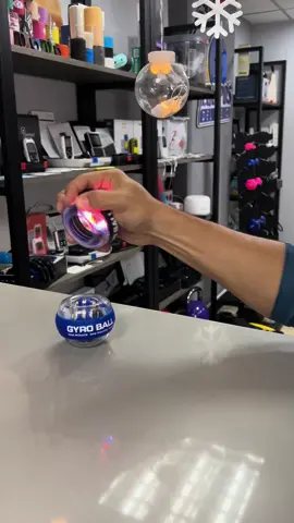 Gyro Ball es un giroscopio 61kg de Resistencia.  Es impresionante lo que puedes lograr a nivel de rehabilitación, la velocidad y resistencia la gradúas con el movimiento. Con solo 1 minuto ya puedes sentir fatiga a nivel de músculos de antebrazo. Ya dejamos a tu criterio los beneficios que puedas lograr con el Gyroball  #gyroball #giroscopio #fuerza 