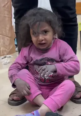 IMG_9598Keputusasaan dan ketakutan melanda seorang anak Palestina setelah rumahnya dihantam oleh serangan udara jet tempur Teroris Israel. Pertanyaannya pun muncul: apa salah anak-anak ini sebenarnya? Insiden tragis ini terjadi ketika pesawat tempur Israel melancarkan serangan pada rumah seorang anak Palestina, menciptakan ketakutan dan trauma yang mendalam. Melalui saluran komunikasi dari 