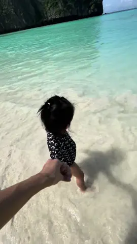 พาน้องอัยย์มาเที่ยวทะเล #อัยย์จี๋ #family #เด็กน้อยน่ารัก #ครอบครัว #happyfamily #babytiktok #เลี้ยงลูกไปด้วยกัน #เลี้ยงลูก #เที่ยวไปเรื่อย #beach #beachvibes #ทะเลใต้ #เกาะพีพี #phiphiisland 