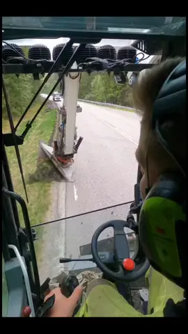 Máy xúc dọn cỏ ven đường #excavator #operator_excavator #mayxuc #WhatToPlay 