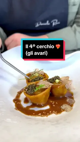 Per la serie ✨ cibi lusso ✨ vi presento il 4° cerchio, gli avari: tre cappelletti su un fondo giapponese di miso e tonno ripieno di Glacier 51 al plancton, caviale Asetra e tartufo bianco. Penso che da questo sia chiaro perché io abbia fatto riferimento al 4º cerchio ❤️‍🔥 Come sempre ho usato i prodotti di @Longino & Cardenal  •20g di caviale Asetra  •wasabi fresco q.b. •1 Glacier 51 una confezione  •1g di plancton  •9 tuorli pasta gialla  •20g di acqua •250 farina 00 •50g farina di semola rimacinata •un pizzico di sale  •mezzo misurino di acqua di mare (in alternativa 7g di sale marino per litro d’acqua) •una noce di burro di Normandia dolce  •senapine spontanee giapponesi  Per la salsa miso:  •100g pasta di miso •10g dashi  •150g di acqua naturale •20g di soia  •20g di aceto di riso •0.05g di gomma xantano •30g di succo di lime •10g di yuzu  •30g di mirin •20g di zucchero •3g di zenzero fresco •20g di sesamo tostato bianco e nero •20g di katzubushi  •5g di dashi in polvere  Per la salsa, unite tutti gli ingredienti in una casseruola e mescolate bene fino a portare quasi a bollore per pochi secondi. Dopodiché fatte raffreddare e filtrate, la vostra salsa sarà pronta. Porzionate il Glacier 51, facendogli fare una veloce cottura al vapore, mescolatelo con il plancton e tenete da parte.  Impastate le farine, i tuorli e il sale fino a formare una palla uniforme e fate riposare almeno un’ ora in frig; dopodiché stendetela e formate dei dischi, adagiate il ripieno di Glacier 51 e chiudeteli. Sbollentate i cappelletti nell’acqua di mare e saltateli nel burro, aggiungete il fondo di miso e impiattate aggiungendo caviale Asetra, tartufo, senapine giapponesi e una grattata di wasabi fresco.  Mi raccomando, siate avari: non più di tre!  #danielerossichef #adv #longino #longinocardenal #longinoecardenal