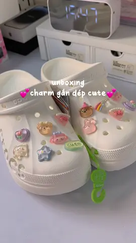 Dth quá đi mấtt💕 #unbox #unboxing #sticker #stickergandepsuc #stickerdethuong #charm#charestickers #crocs #depcrocs #foryou #fyp #viral #trending 
