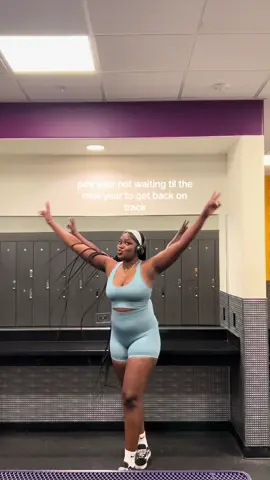 Took everything in me to record this. I like to be in & out of the gym but cheers to a quick full body workout. We aren’t waiting for the new year to get back on track! 💕 #fitnesstoktok #fitnessmotivation #blackgymgirl #GymTok #decemberchallenge #workoutsforwomen #gymgirl #gymrat #fitnesstips #fullbody #fullybodyworkout #quickworkout #gymblackgirl 